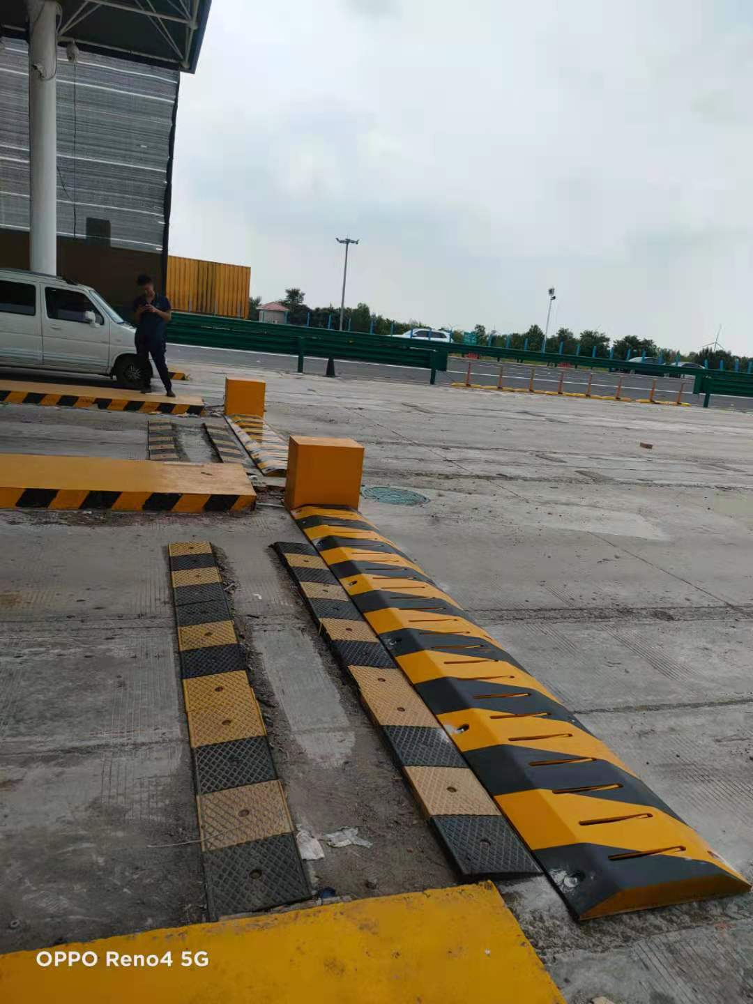 荣乌高速口破胎器3.jpg