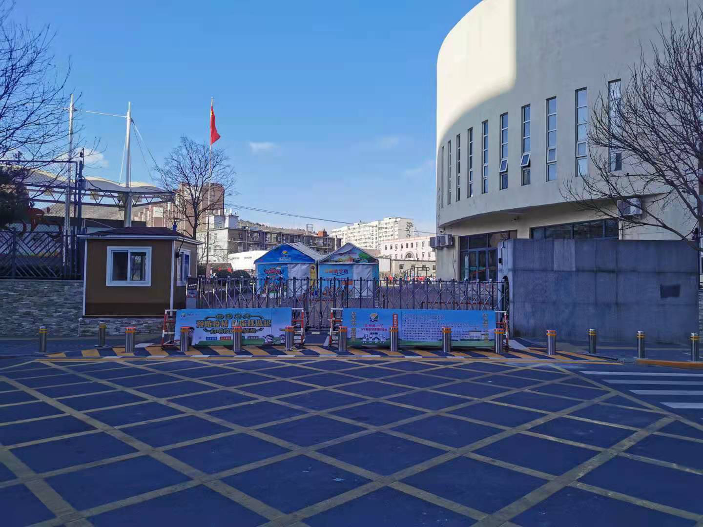金顶街第二小学南门.jpg