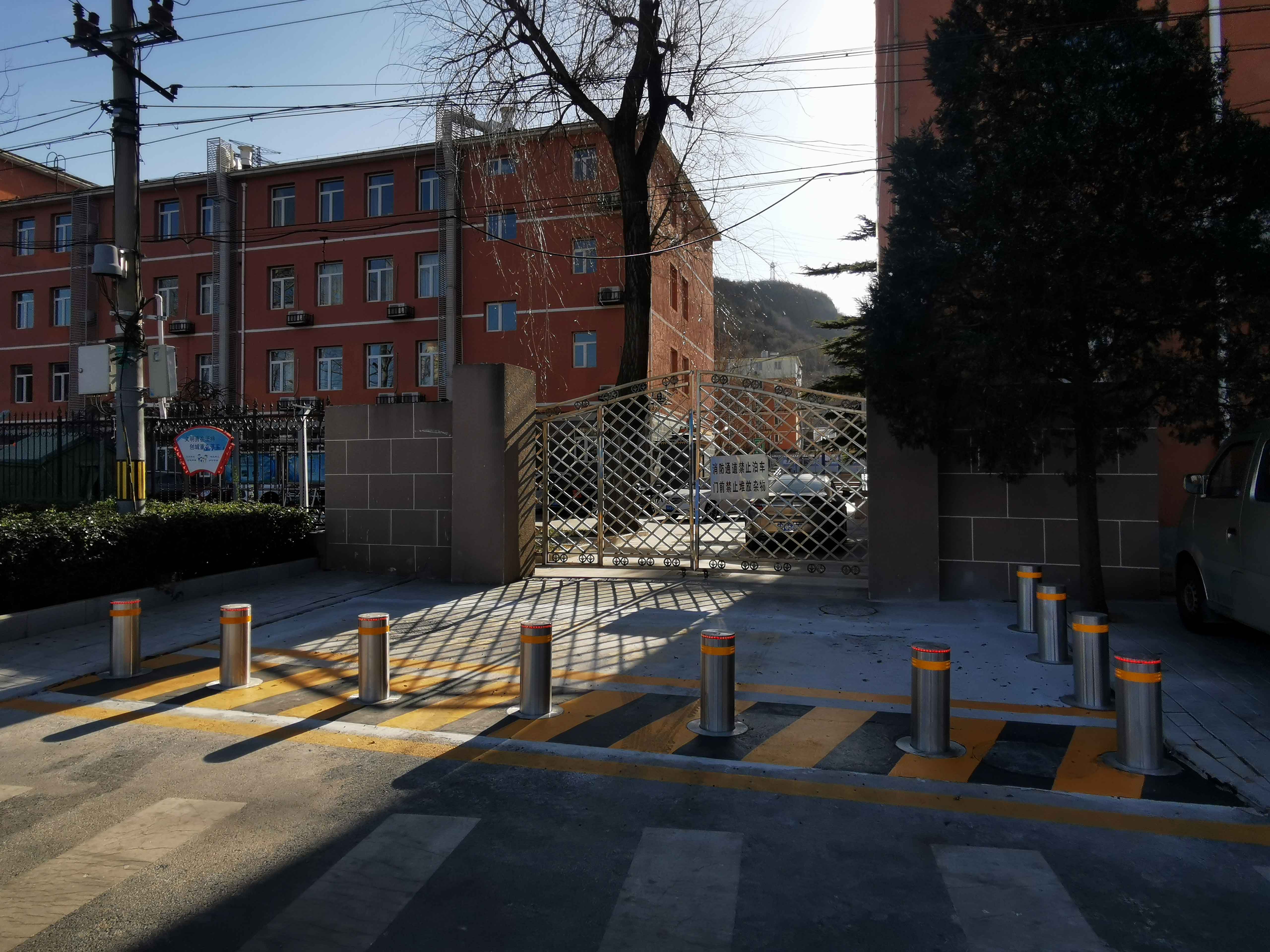 热烈庆祝北京石景山高井中学防冲撞升降路桩安装完成